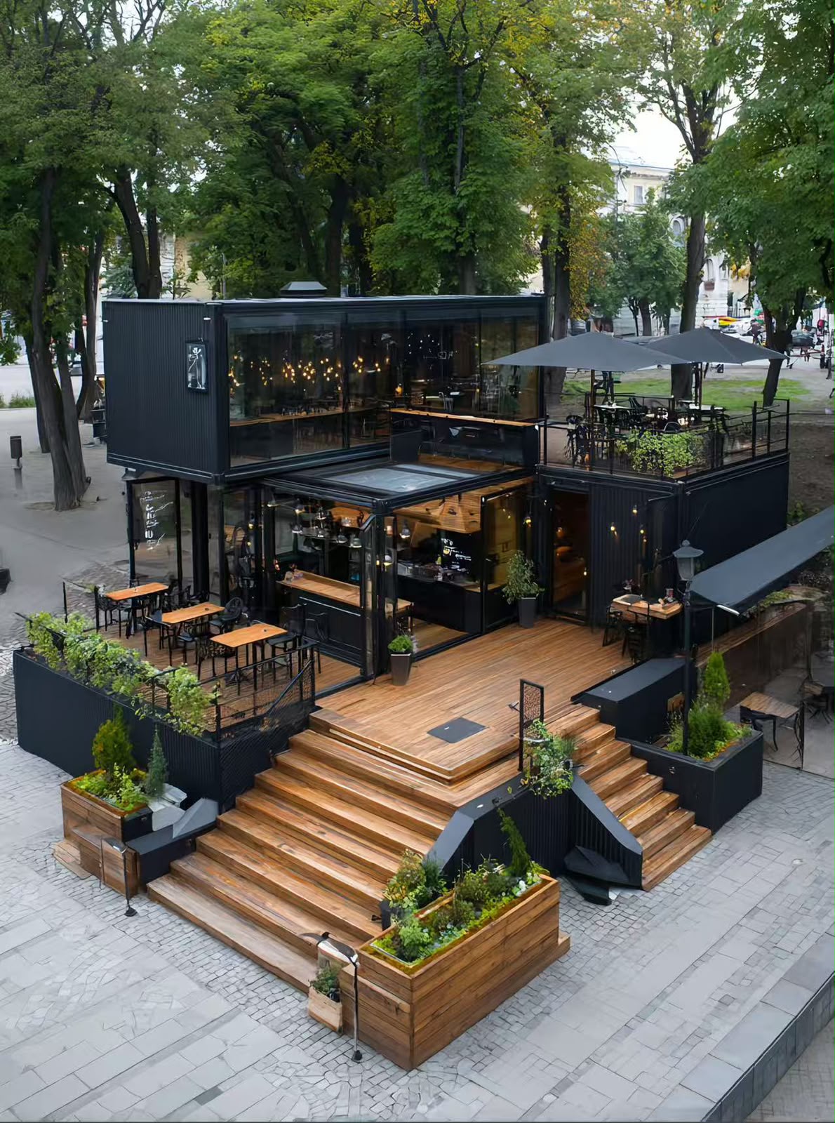 Gusto Terrace. Контейнерное кафе с широкой входной террасой и открытой площадкой наверху.