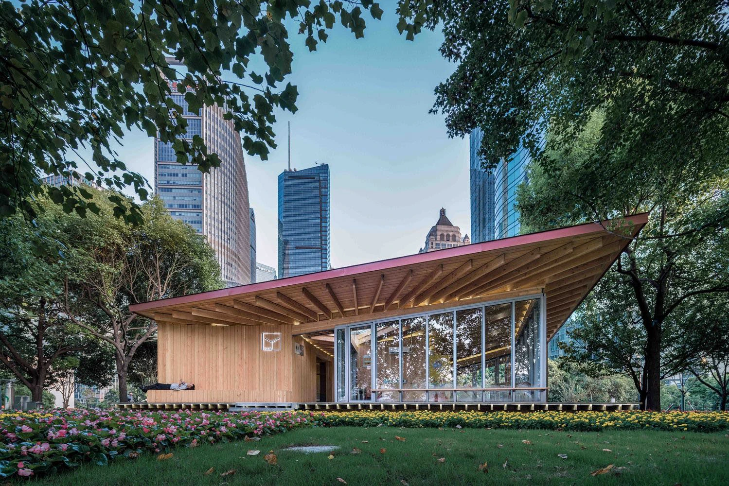 Civic Comfort Park. Санитарный павильон для парка с широким навесом.